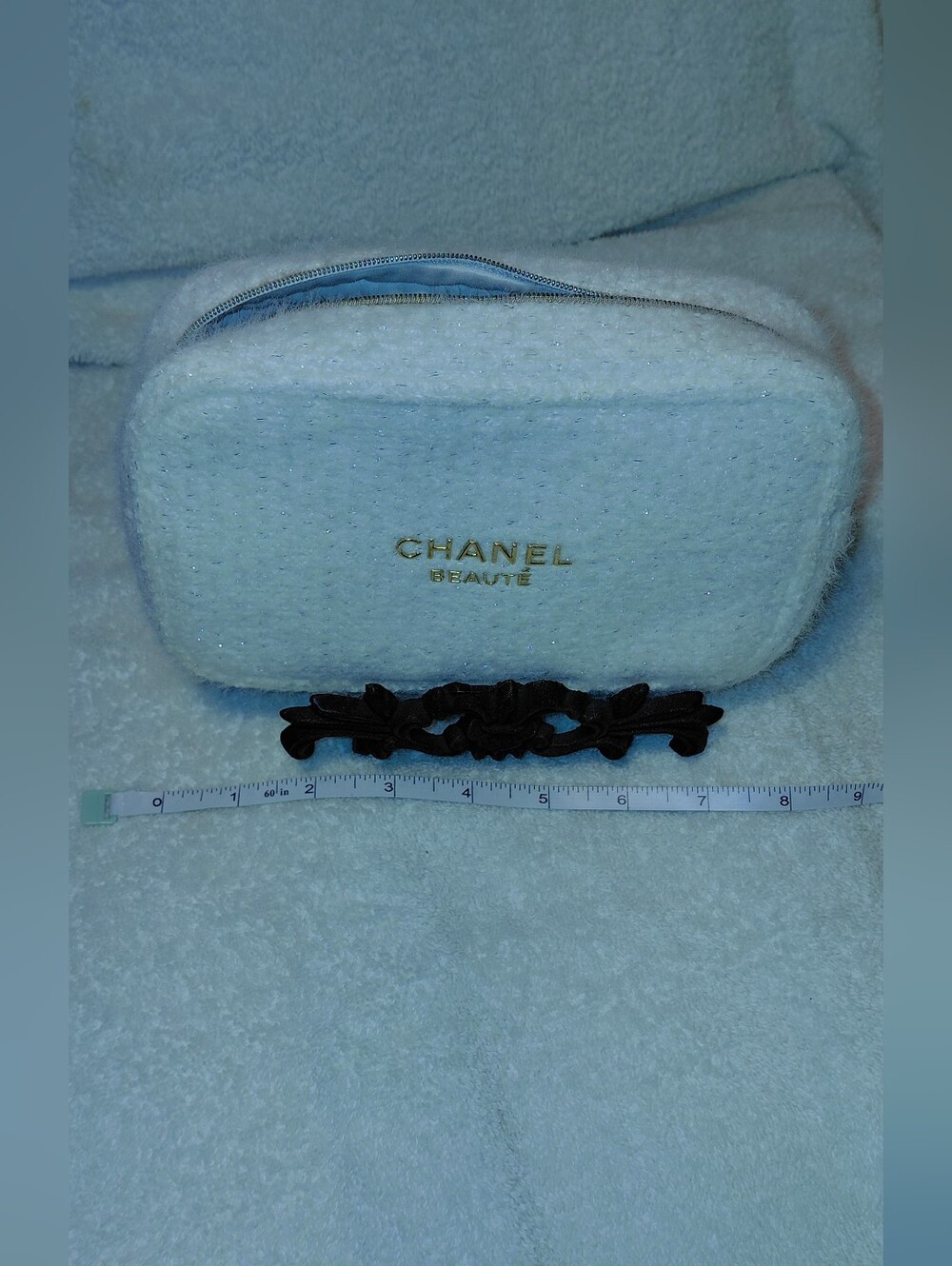 Nwt CHANEL Beauté White Zippered Quilted Cosmetic Pouch 8"x5" - Picture 2 of 9